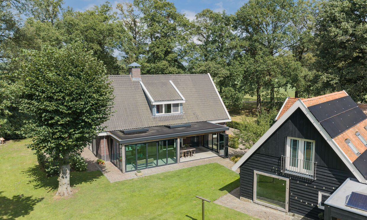 Het landhuis met serre en het kantoorgebouw, gezien van bovenaf