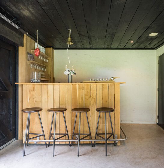 De bar in het kantoorgebouw, met barkrukken en houten bekleding
