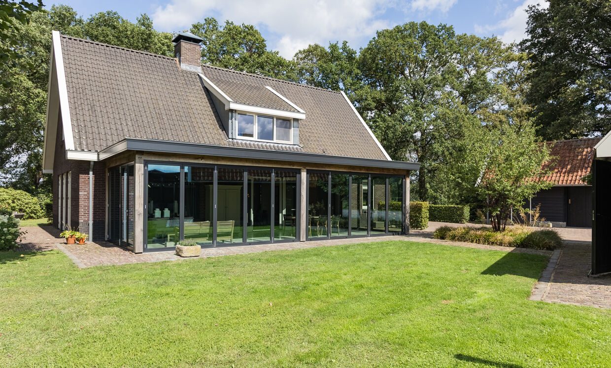 Het landhuis aan de serrezijde, met gazon