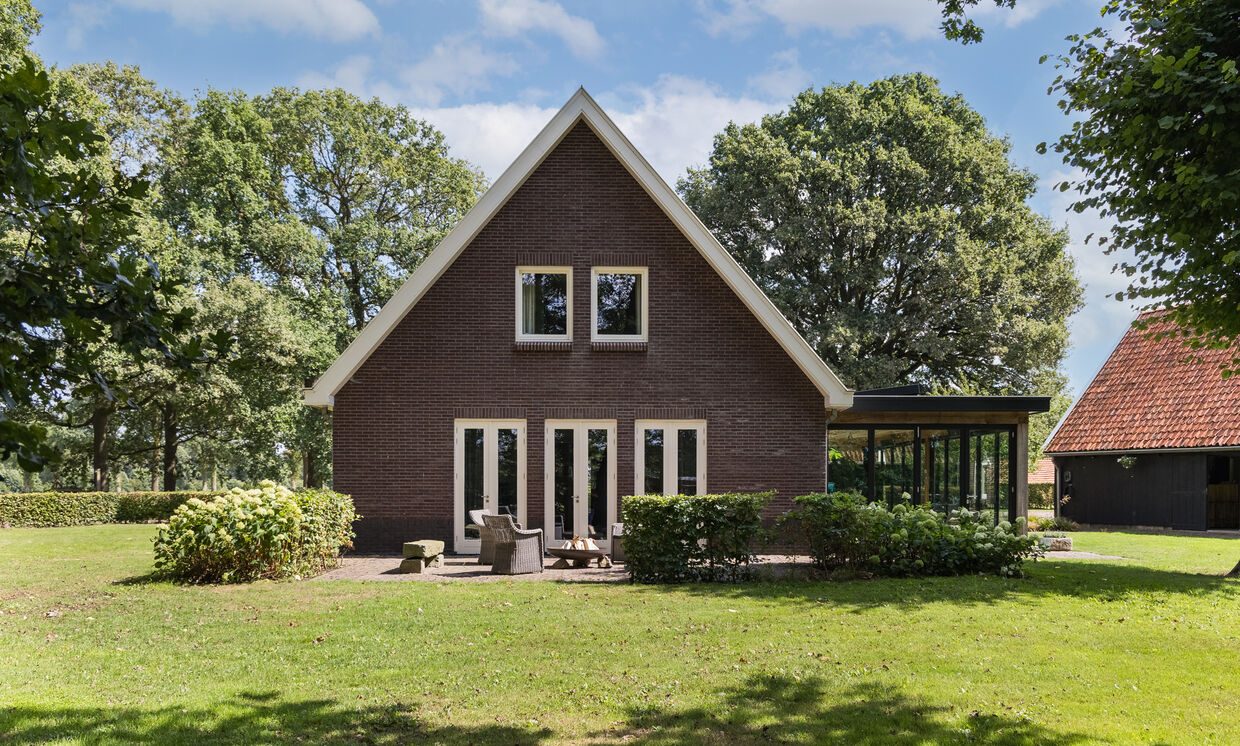 De topgevel van het landhuis aan de tuinzijde