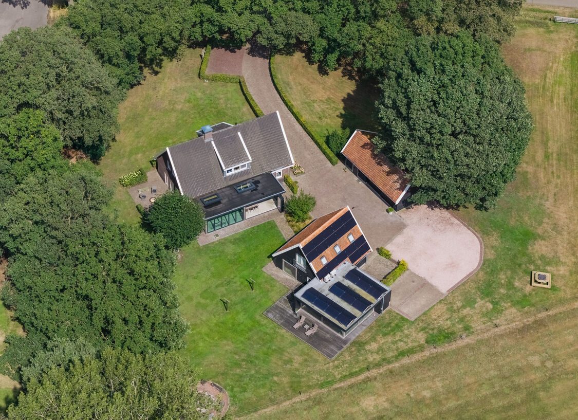 Het perceel recht van boven, met de gebouwen, het klinkerplein en de tuin