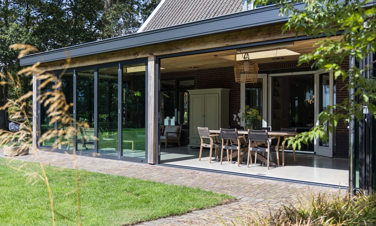 De serre vanaf de tuin gezien, met het terras ervoor