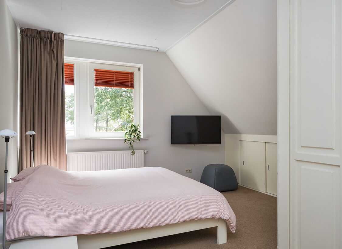 Een slaapkamer onder de kap met dakkapel
